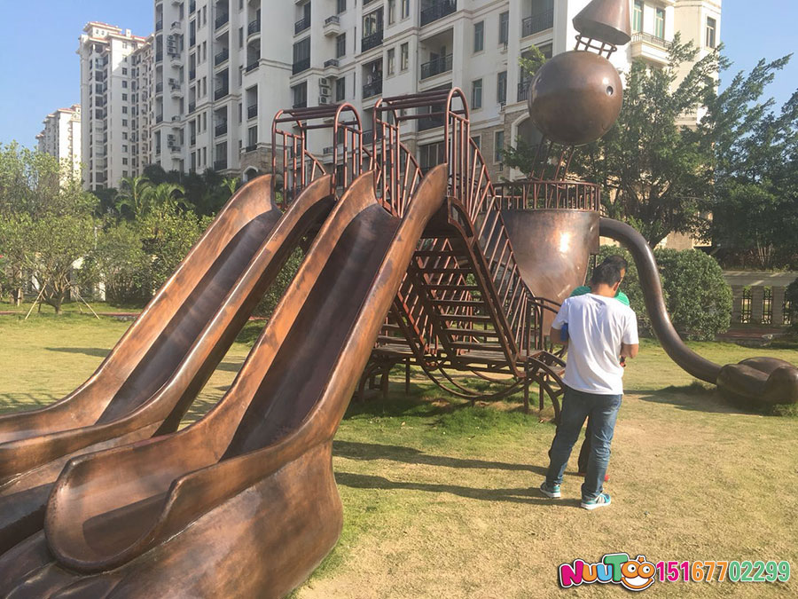 如何降低戶外滑梯的危險系數(shù)？有以下三個方面